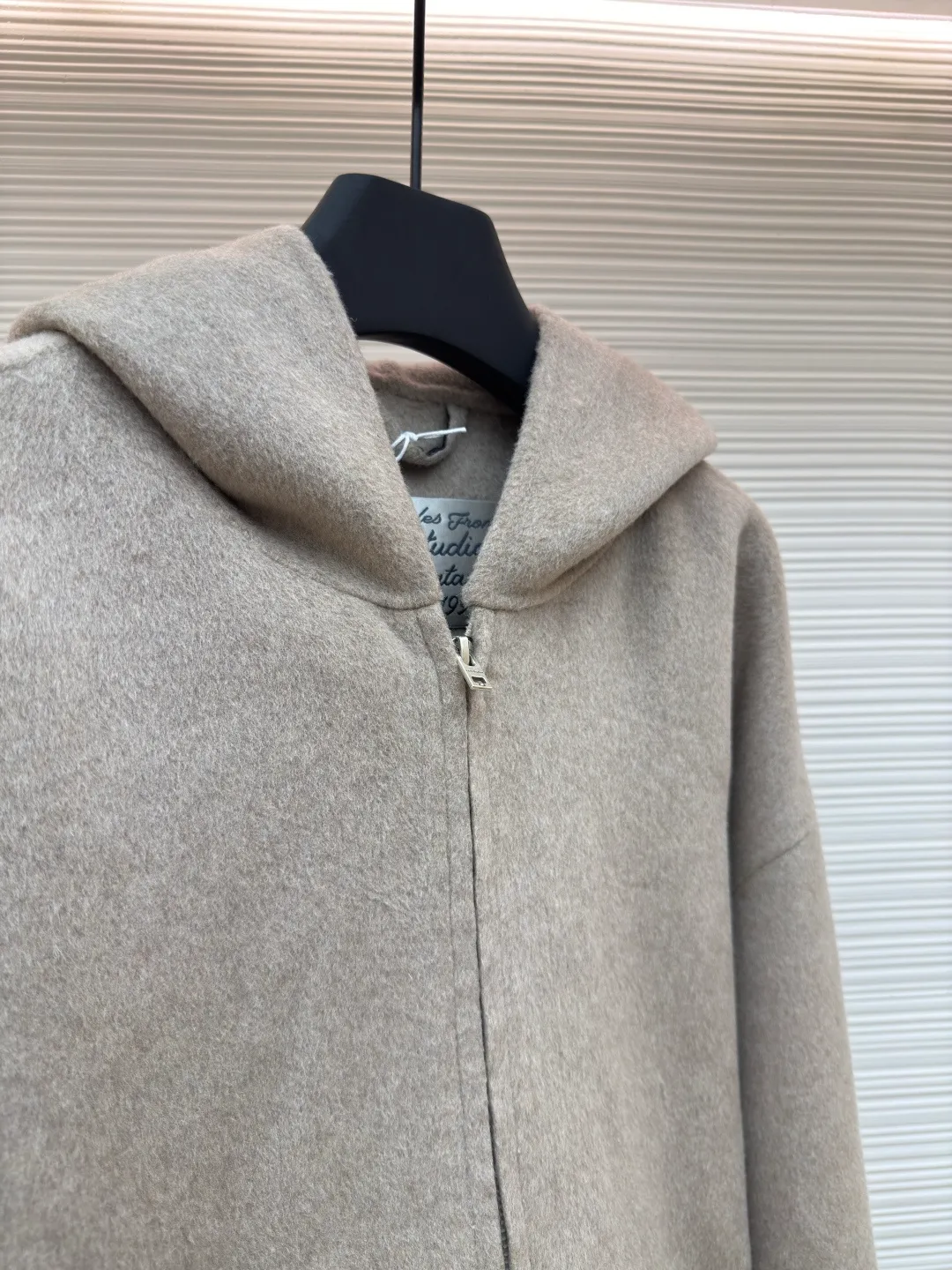 Acne Studios Nordic minimalist style double-sided cashmere jacket ●Authentic product: purchased and developed for 7999 ●Item number: 1680681-C85 ●Material: cashmere fabric ●Technology: solid color distressed production ●Version: fitted version ●Weight: about 1070 grams ●Size: S-M-L ●Description: ACNE Nordic minimalist style double-sided cashmere jacket Original version purchased for 11000 Fabric dyed for 35 days Consistent with YB, different from the market version, the fabric is 90% sheep wool and 10% cashmere. The quality inspection report is acceptable. The zipper uses the original authentic zipper with TALON base. The real antique silver craftsmanship is different from the solid color distressed on the market. It uses Ice Pa lining and customizes the YB consistent collar label. The workmanship details are excellent. The overall wiring is straight and delicate, the fabric is comfortable and soft, and the color is consistent without color difference. It can be matched with the same style to create a fashionable look and control various occasions. Customized accessories, complete with three standards, same style for men and women!